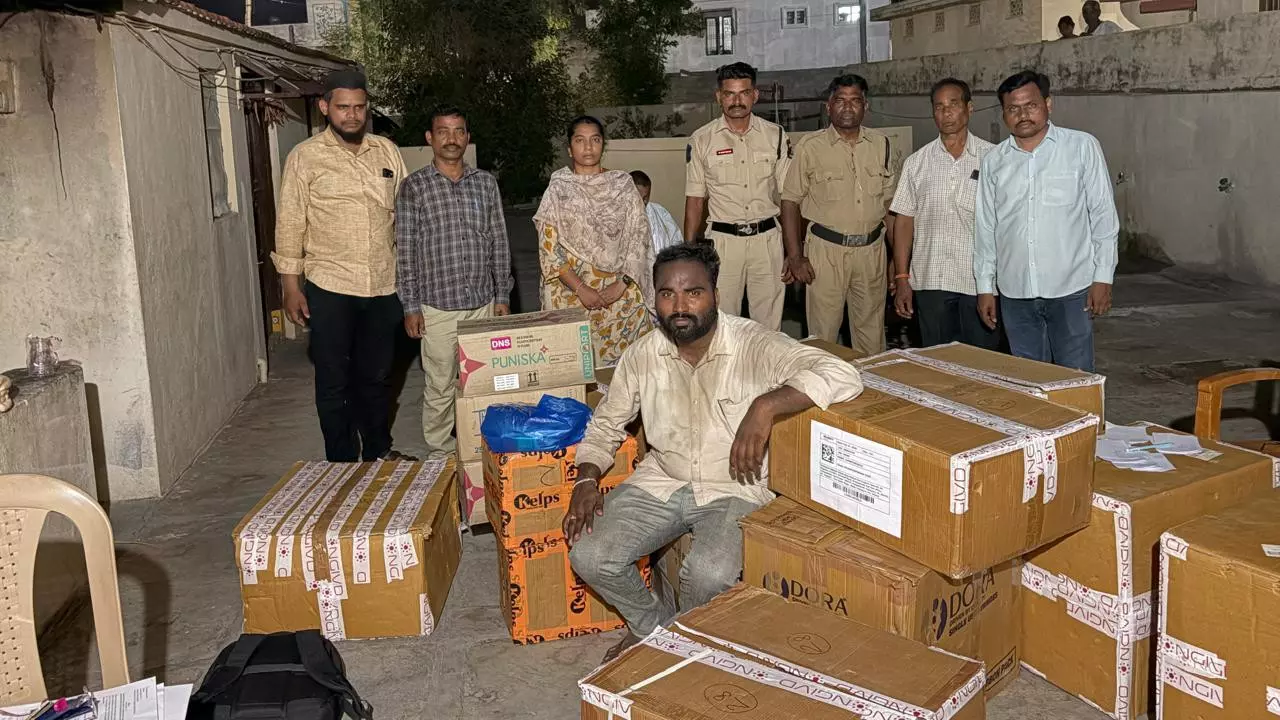 Telangana में बिना लाइसेंस मेडिकल शॉप पर छापा, स्टॉक जब्त Telangana में बिना लाइसेंस मेडिकल शॉप पर छापा, स्टॉक जब्त