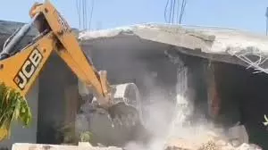 Jammu: नशा कारोबार के खिलाफ सख्त कार्रवाई, मकान गिराया गया Jammu: नशा कारोबार के खिलाफ सख्त कार्रवाई, मकान गिराया गया
