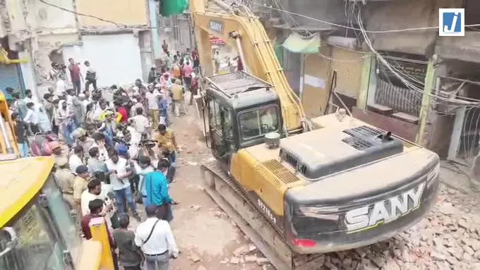 दालमंडी बाजार में चला ध्वस्तीकरण अभियान, प्रशासन की बड़ी कार्रवाई दालमंडी बाजार में चला ध्वस्तीकरण अभियान, प्रशासन की बड़ी कार्रवाई
