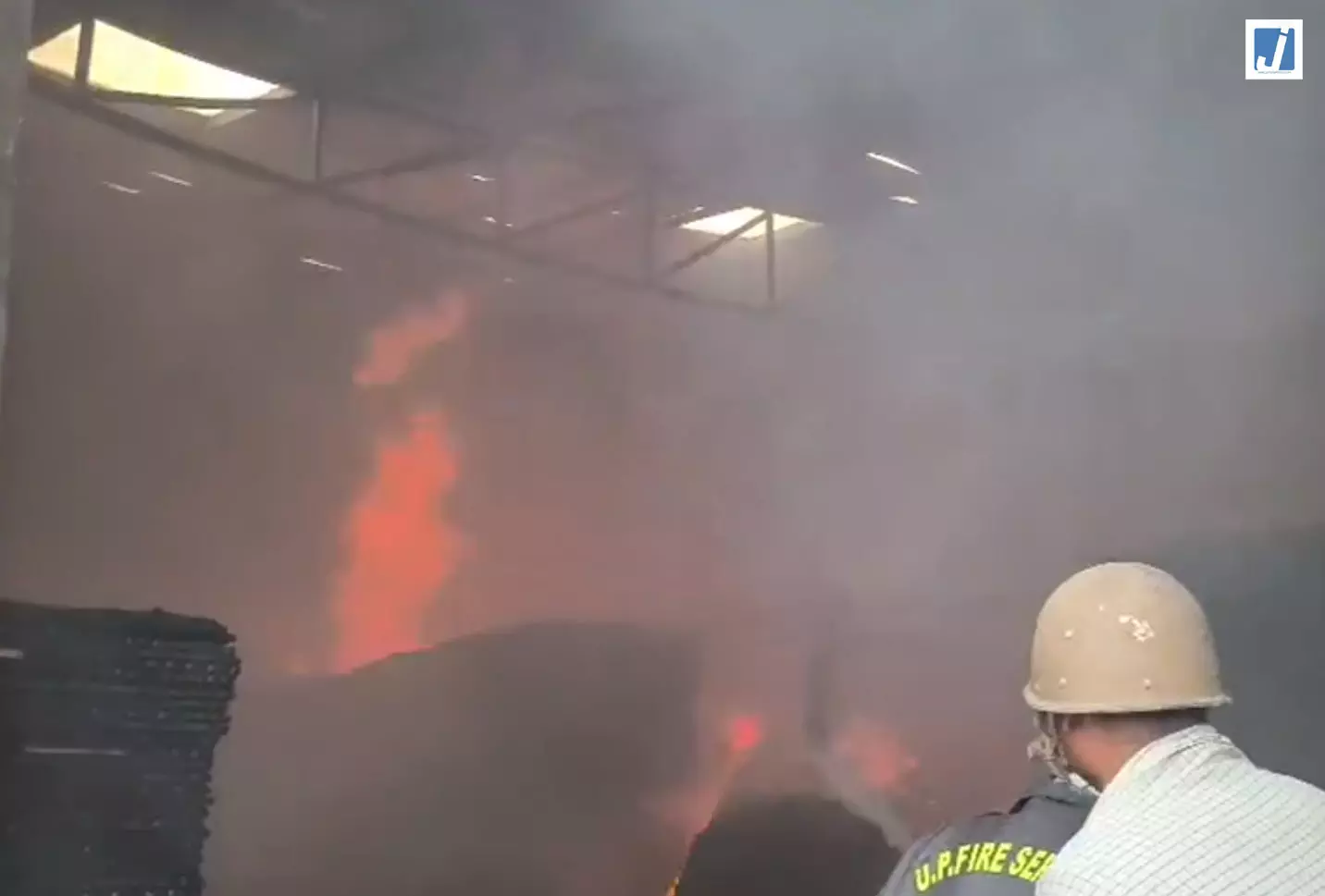 FIRE VIDEO: फर्नीचर गोदाम में भीषण आग, दमकल विभाग की टीमें आग बुझाने में जुटीं FIRE VIDEO: फर्नीचर गोदाम में भीषण आग, दमकल विभाग की टीमें आग बुझाने में जुटीं