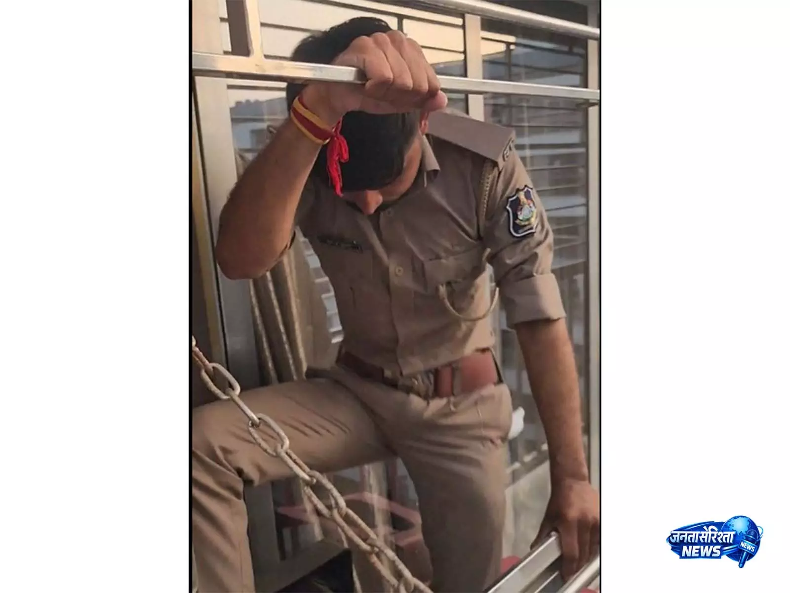 Surat के बहादुर पुलिसकर्मी ने एक व्यक्ति को बचाने के लिए सातवीं मंज़िल की बाहरी ग्रिल पर चढ़ाई की Surat के बहादुर पुलिसकर्मी ने एक व्यक्ति को बचाने के लिए सातवीं मंज़िल की बाहरी ग्रिल पर चढ़ाई की