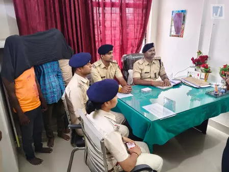 अवैध संबंध के शक में अर्जुन पंडित की हत्या, तीन आरोपी गिरफ्तार अवैध संबंध के शक में अर्जुन पंडित की हत्या, तीन आरोपी गिरफ्तार