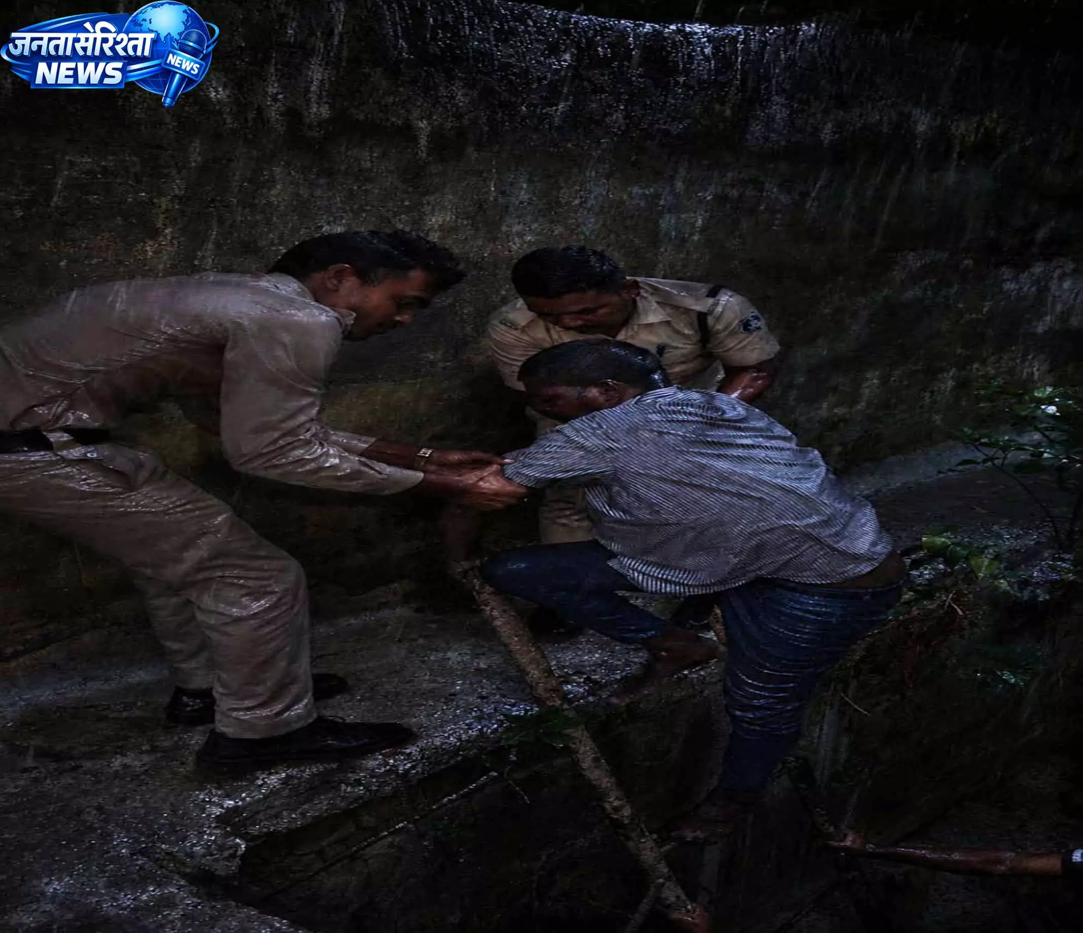 तेज बारिश के बीच गंज पुलिस बनी सहारा, नाले में गिरे अर्धविक्षिप्त व्यक्ति को सुरक्षित निकाला तेज बारिश के बीच गंज पुलिस बनी सहारा, नाले में गिरे अर्धविक्षिप्त व्यक्ति को सुरक्षित निकाला