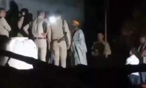 महंत पर भड़के थाना प्रभारी, उंगली दिखाकर बात कर रहा था... महंत पर भड़के थाना प्रभारी, उंगली दिखाकर बात कर रहा था...
