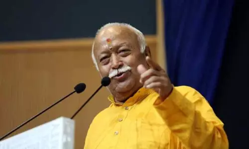 जिस कोच में RSS चीफ मोहन भागवत कर रहे थे सफर, उसमे पथराव