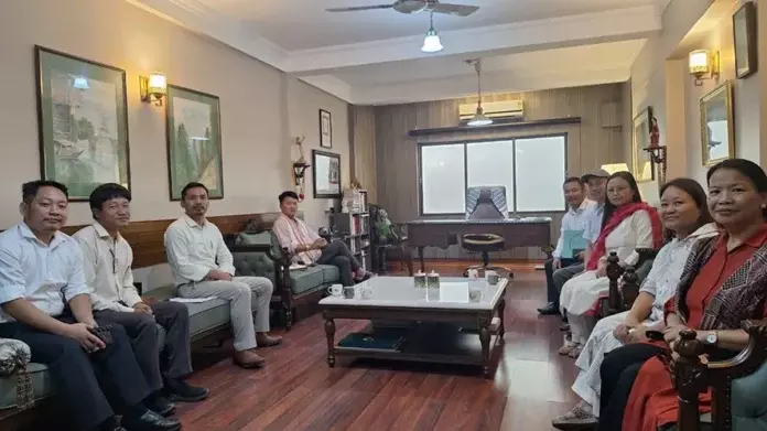 Arunachal: मीठी ने विरोध कर रहे APTEA सदस्यों से मुलाकात की Arunachal: मीठी ने विरोध कर रहे APTEA सदस्यों से मुलाकात की