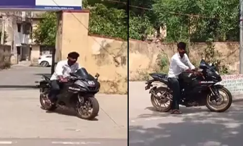 थाने से बाइक छुड़वाया और वहीं बनाया रील, गिरफ्तारी की तलवार लटकी थाने से बाइक छुड़वाया और वहीं बनाया रील, गिरफ्तारी की तलवार लटकी