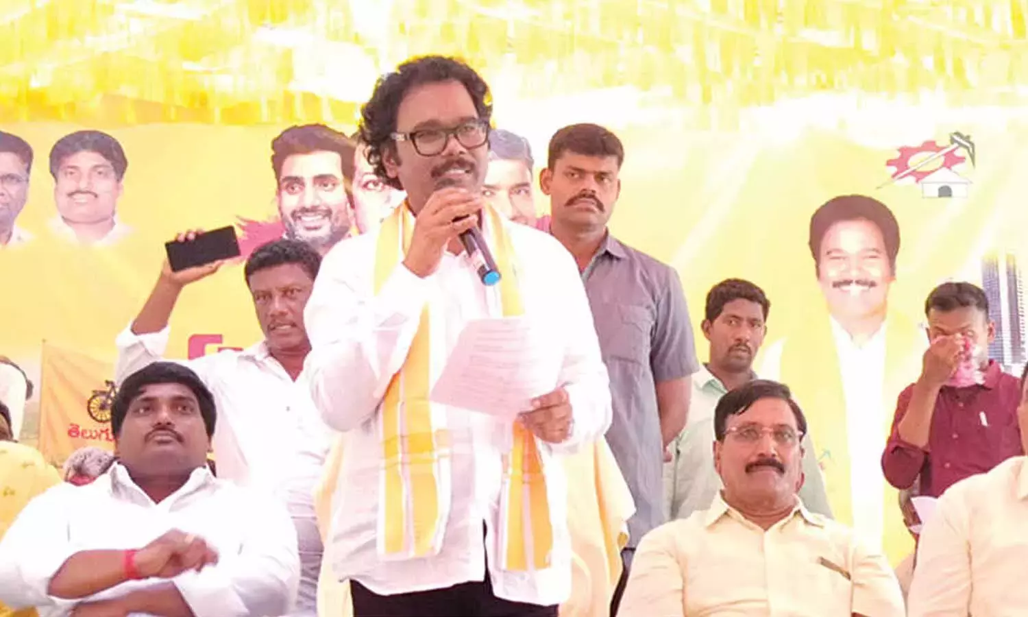 GD नेल्लोर के MLA ने बूथ-स्तर की बैठक में पूर्व डिप्टी CM पर निशाना साधा