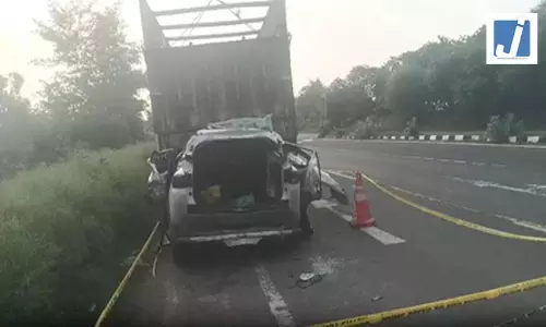 ट्रक से टकराई कार, तीन थाना प्रभारी समेत चार लोगों की मौत ट्रक से टकराई कार, तीन थाना प्रभारी समेत चार लोगों की मौत