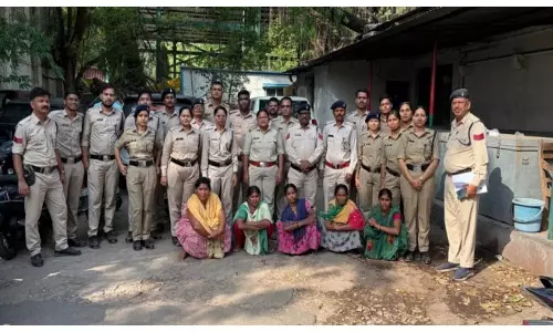 महिलाएं दारू बेच रही, सुशासन तिहार में शिकायत के बाद हुई गिरफ्तारी