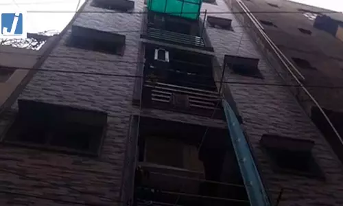 बहुमंजिला इमारत में लगी भीषण आग, 3 लोगों की मौत