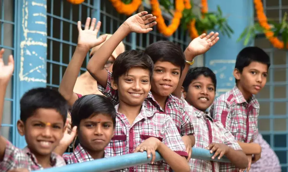 Andhra: आज AP में स्कूल खुलने से त्योहार जैसा माहौल है Andhra: आज AP में स्कूल खुलने से त्योहार जैसा माहौल है