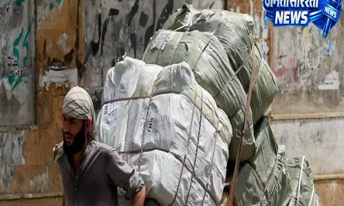 टैक्स और महंगाई की दोहरी मार, पाकिस्तान के नए बजट से मिडिल क्लास पर बढ़ा बोझ टैक्स और महंगाई की दोहरी मार, पाकिस्तान के नए बजट से मिडिल क्लास पर बढ़ा बोझ