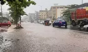 विजयवाड़ा में ज़ोरदार बारिश से राहत तो मिली, लेकिन जल निकासी की समस्याएँ भी सामने आ गईं विजयवाड़ा में ज़ोरदार बारिश से राहत तो मिली, लेकिन जल निकासी की समस्याएँ भी सामने आ गईं