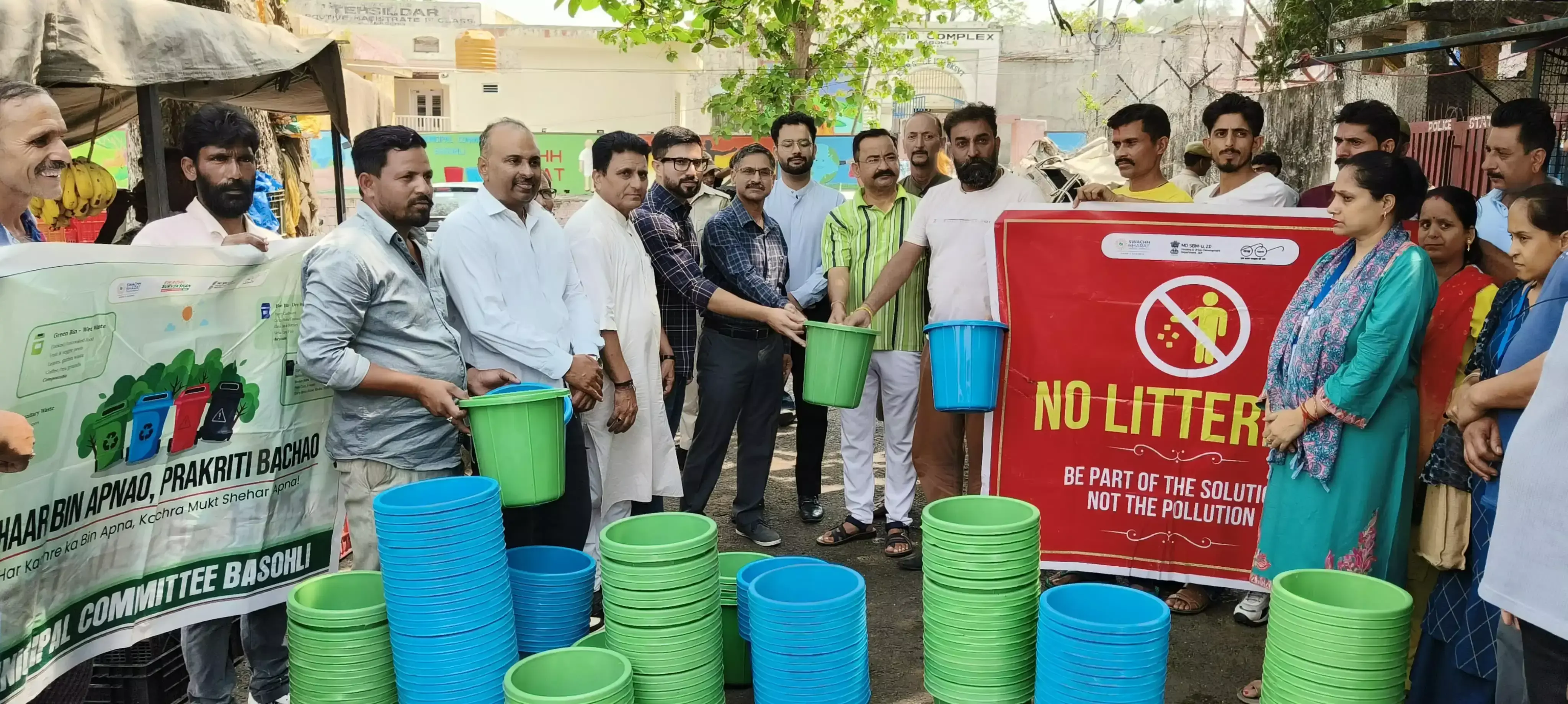 Basohli: बसोहली में स्वच्छता संदेश, एडीसी ने लोगों से स्वच्छता बनाए रखने की अपील की Basohli: बसोहली में स्वच्छता संदेश, एडीसी ने लोगों से स्वच्छता बनाए रखने की अपील की