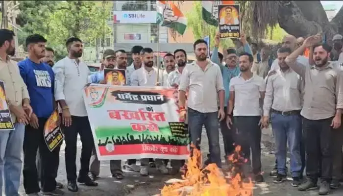 Nahan: पेपर लीक मामले में यूथ कांग्रेस का आक्रोश, शिक्षा मंत्री का पुतला दहन Nahan: पेपर लीक मामले में यूथ कांग्रेस का आक्रोश, शिक्षा मंत्री का पुतला दहन
