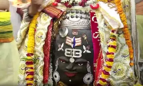 पंचामृत पूजन और आभूषण से बाबा महाकाल का शृंगार, भव्य भस्म आरती की गई पंचामृत पूजन और आभूषण से बाबा महाकाल का शृंगार, भव्य भस्म आरती की गई