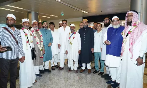 हज यात्रा पूरी कर लौटे श्रद्धालु, हैदराबाद एयरपोर्ट पर दिखा खुशी का माहौल हज यात्रा पूरी कर लौटे श्रद्धालु, हैदराबाद एयरपोर्ट पर दिखा खुशी का माहौल