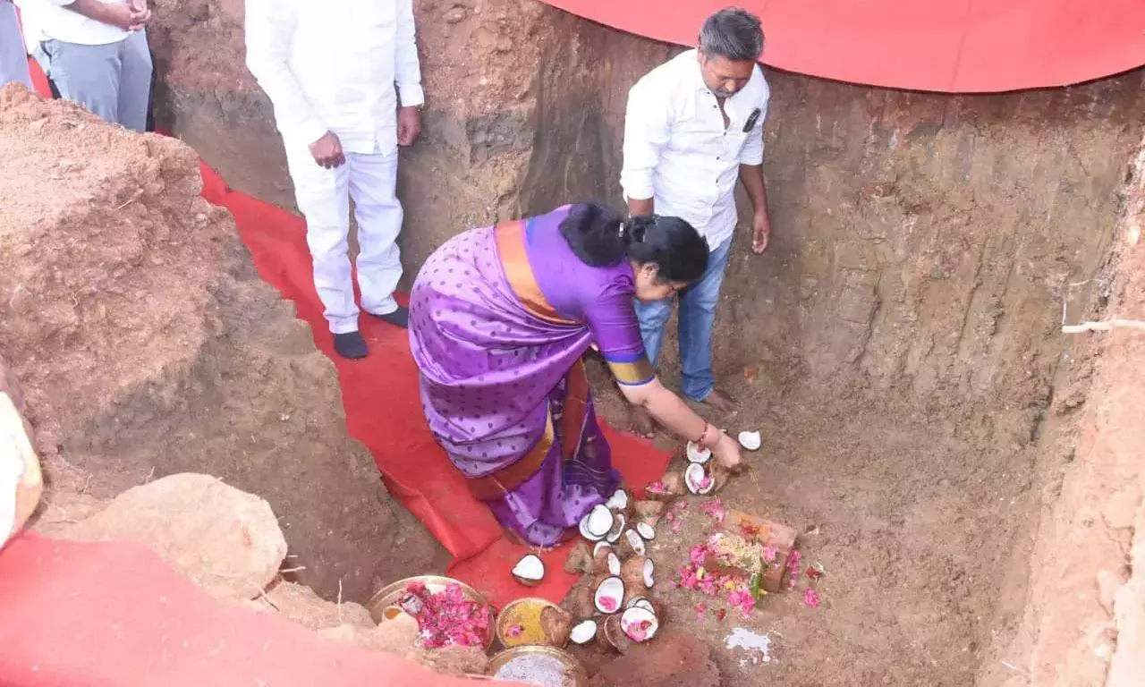 Andhra: पुरंदेश्वरी ने मधुरपुडी एयरपोर्ट के पास एविएशन ट्रेनिंग सेंटर की आधारशिला रखी Andhra: पुरंदेश्वरी ने मधुरपुडी एयरपोर्ट के पास एविएशन ट्रेनिंग सेंटर की आधारशिला रखी