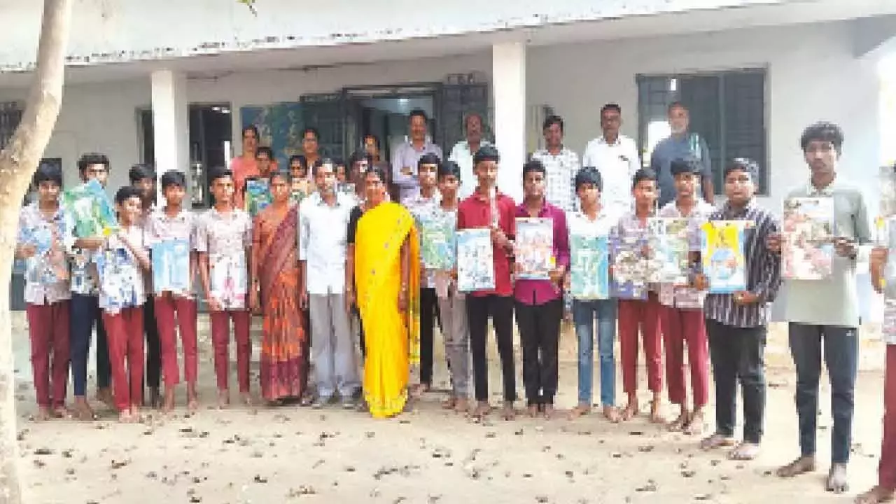 Telangana: ऑटोवाला सरकारी स्कूलों में दाखिले के लिए अभियान चला रहा Telangana: ऑटोवाला सरकारी स्कूलों में दाखिले के लिए अभियान चला रहा