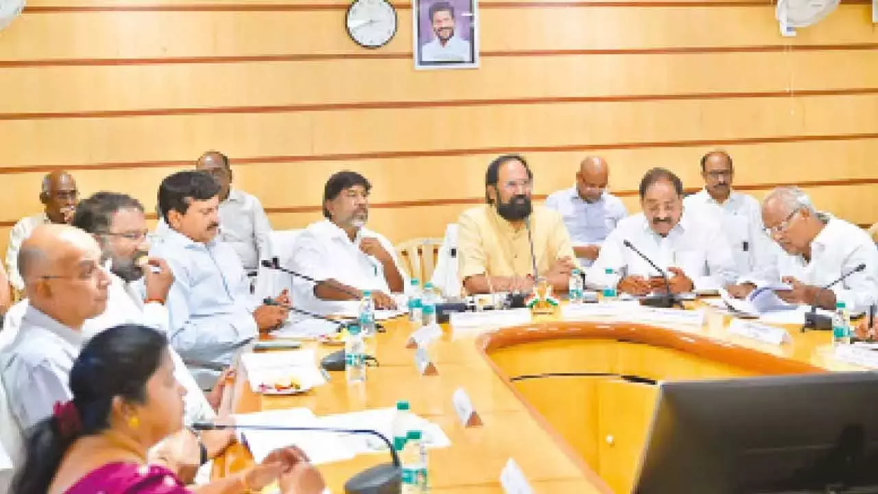 Telangana: उत्तम ने अधिकारियों से ग्रीन मंज़ूरी की प्रक्रिया तेज़ करने को कहा Telangana: उत्तम ने अधिकारियों से ग्रीन मंज़ूरी की प्रक्रिया तेज़ करने को कहा