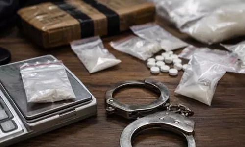 मुंबई एयरपोर्ट पर कस्टम की बड़ी कार्रवाई, 11.82 करोड़ की ड्रग्स ला रही महिला गिरफ्तार मुंबई एयरपोर्ट पर कस्टम की बड़ी कार्रवाई, 11.82 करोड़ की ड्रग्स ला रही महिला गिरफ्तार