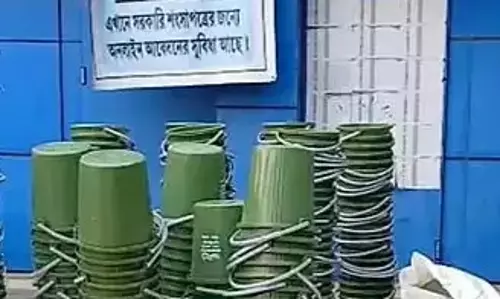 Bankura: सरकारी बाल्टियां गोदाम में मिलने पर तृणमूल पार्षद पर सवाल