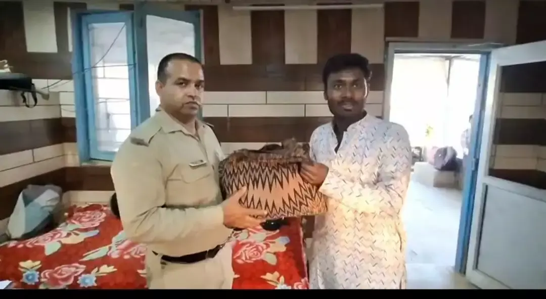 Haridwar: पुलिस जवान ने दिखाई सूझबूझ, यात्री को लौटाया खोया बैग