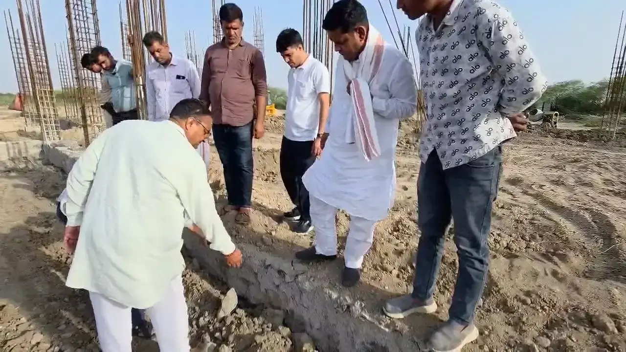 Bhilwara: पशु चिकित्सालय निर्माण में अनियमितता के आरोप, विधायक ने काम पर लगाई रोक Bhilwara: पशु चिकित्सालय निर्माण में अनियमितता के आरोप, विधायक ने काम पर लगाई रोक