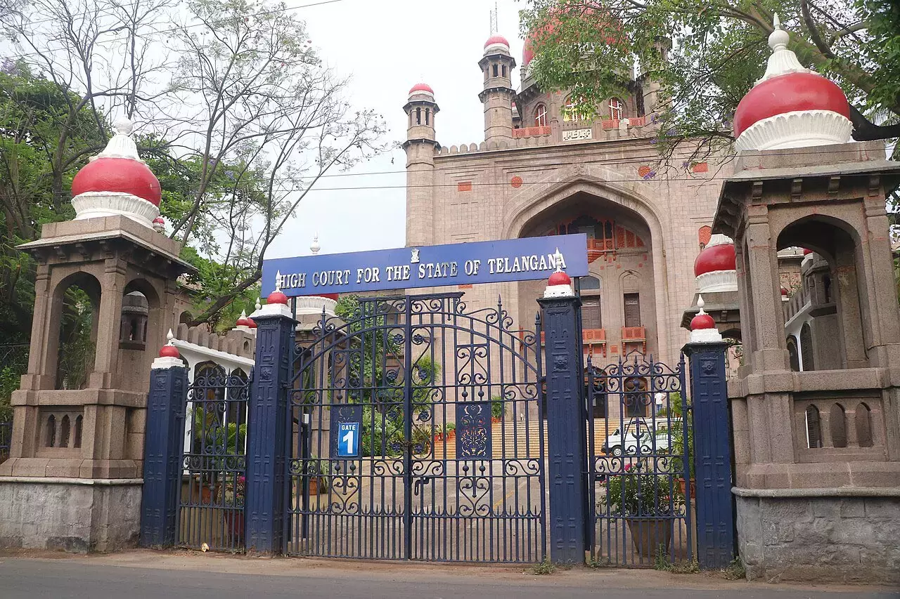 Telangana हाई कोर्ट ने राज्य सरकार को सूर्यपेट में सड़क किनारे लगी मूर्तियों पर जवाब दाखिल करने का निर्देश दिया Telangana हाई कोर्ट ने राज्य सरकार को सूर्यपेट में सड़क किनारे लगी मूर्तियों पर जवाब दाखिल करने का निर्देश दिया