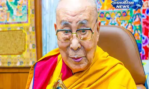 घुटने की सर्जरी के बाद दलाई लामा को अस्पताल से छुट्टी मिली घुटने की सर्जरी के बाद दलाई लामा को अस्पताल से छुट्टी मिली