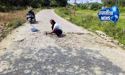 Nurpur राजमिस्त्री की पहल से सड़क की मरम्मत हुई Nurpur राजमिस्त्री की पहल से सड़क की मरम्मत हुई