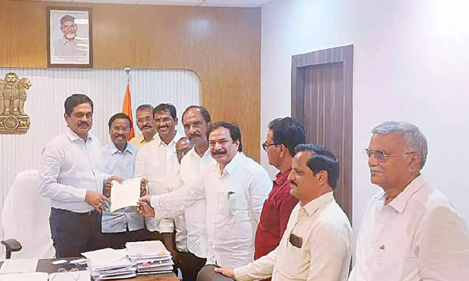 Andhra: RTC यूनियनें ई-बस के निजीकरण का विरोध कर रही हैं Andhra: RTC यूनियनें ई-बस के निजीकरण का विरोध कर रही हैं