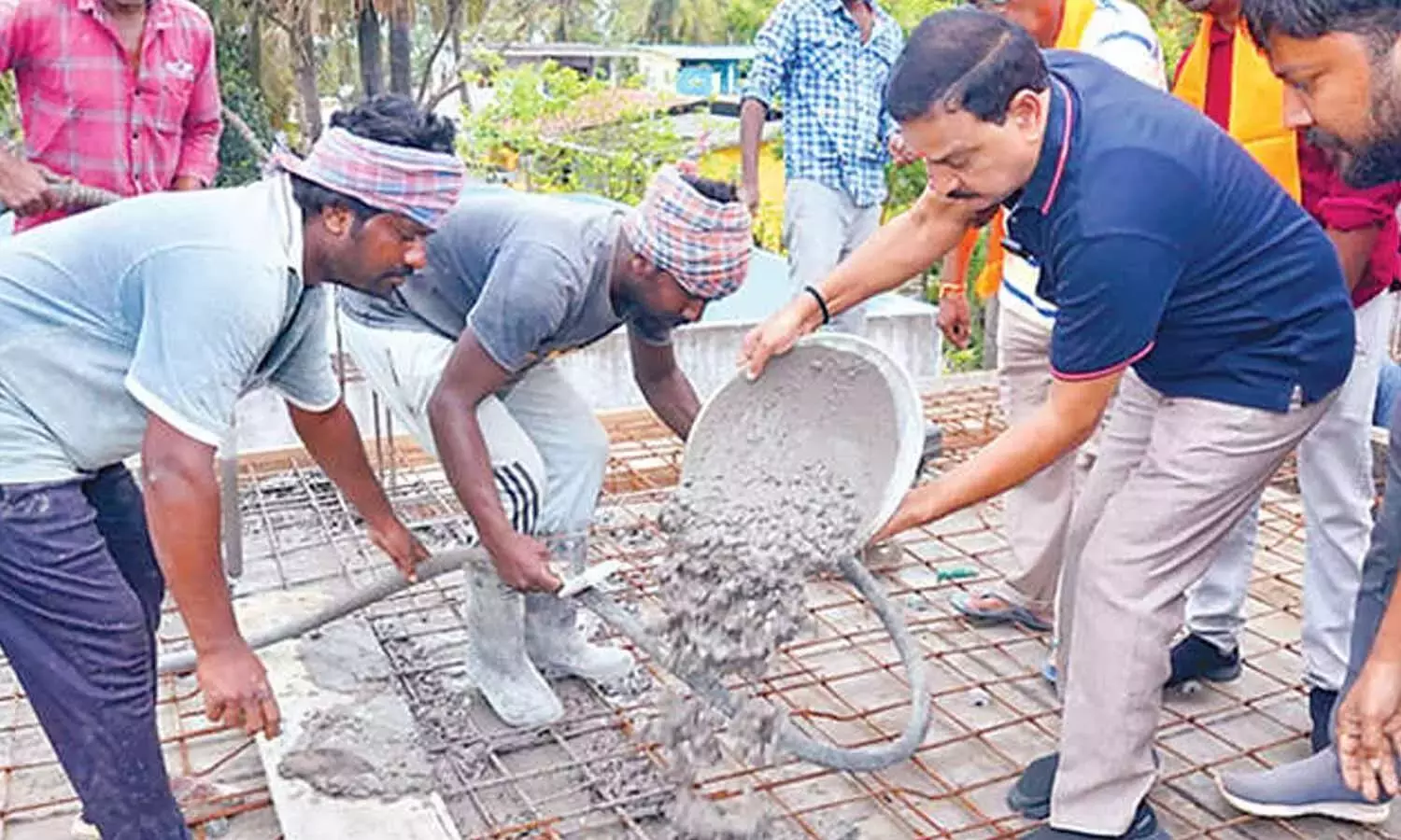 Andhra: केंद्रीय मंत्री ने बीजेपी कार्यकर्ताओं को घर बनाने में मदद की Andhra: केंद्रीय मंत्री ने बीजेपी कार्यकर्ताओं को घर बनाने में मदद की