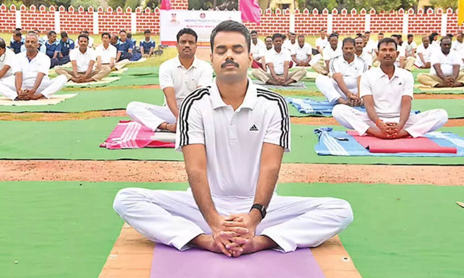 Andhra: बेहतर सेहत के लिए योग करें: एसपी विश्वनाथ Andhra: बेहतर सेहत के लिए योग करें: एसपी विश्वनाथ