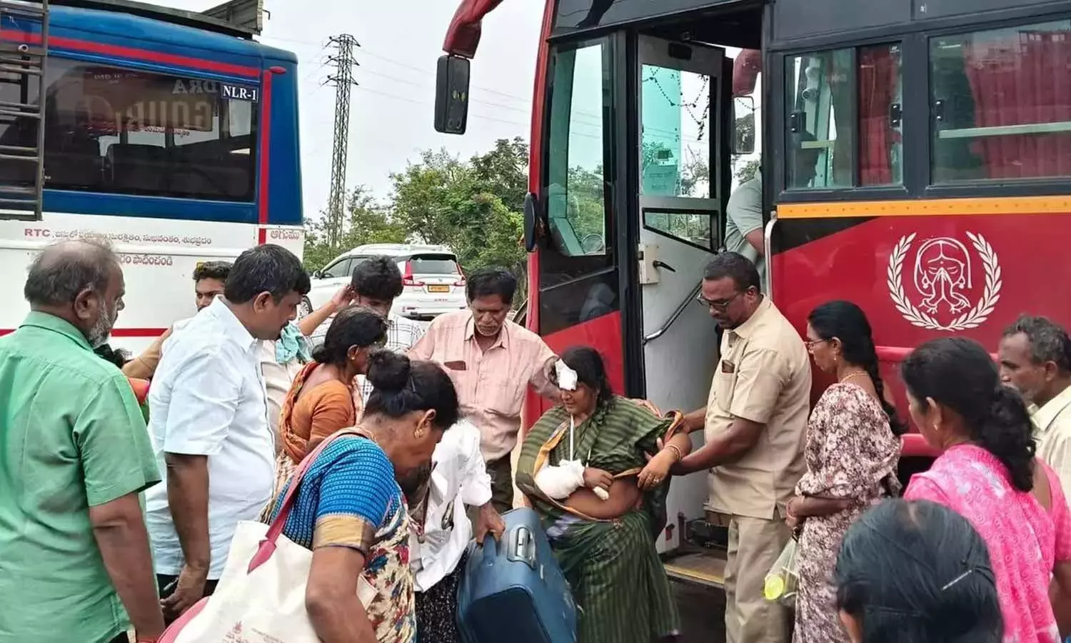 Andhra: बिहार बस हादसे के पीड़ित अपने-अपने घर पहुँचे Andhra: बिहार बस हादसे के पीड़ित अपने-अपने घर पहुँचे