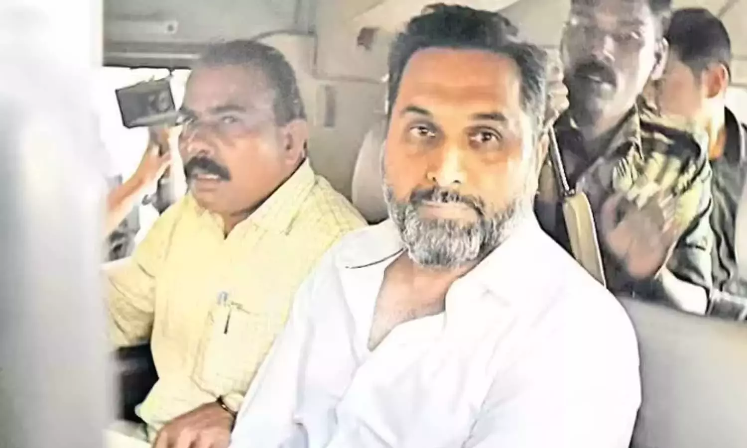 Andhra: ED ने AP शराब घोटाले में राज कासीरेड्डी को हिरासत में लिया Andhra: ED ने AP शराब घोटाले में राज कासीरेड्डी को हिरासत में लिया