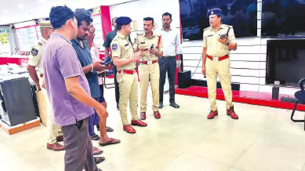 Telangana: आधी रात को हुई चोरी में सेल फ़ोन चोरी हो गए Telangana: आधी रात को हुई चोरी में सेल फ़ोन चोरी हो गए