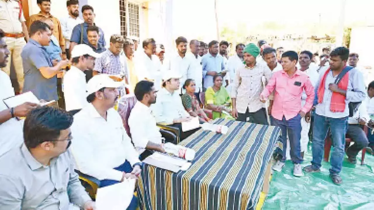 MLA और कलेक्टर ने विकास संबंधी ज़रूरतों का जायज़ा लेने के लिए दूर-दराज़ के आदिवासी गांवों का दौरा किया