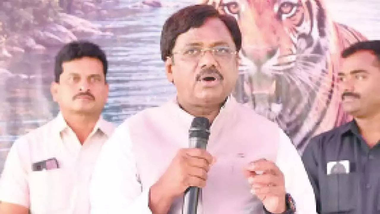 Telangana: आने वाली पीढ़ियों के लिए जंगलों को बचाना ज़रूरी है: मंत्री विवेकानंद Telangana: आने वाली पीढ़ियों के लिए जंगलों को बचाना ज़रूरी है: मंत्री विवेकानंद