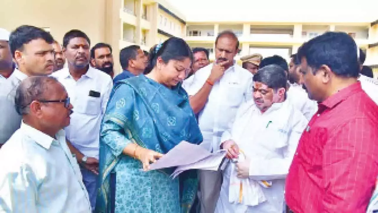 Telangana: करीमनगर अत्याधुनिक कलेक्ट्रेट कॉम्प्लेक्स के उद्घाटन के लिए तैयार है Telangana: करीमनगर अत्याधुनिक कलेक्ट्रेट कॉम्प्लेक्स के उद्घाटन के लिए तैयार है