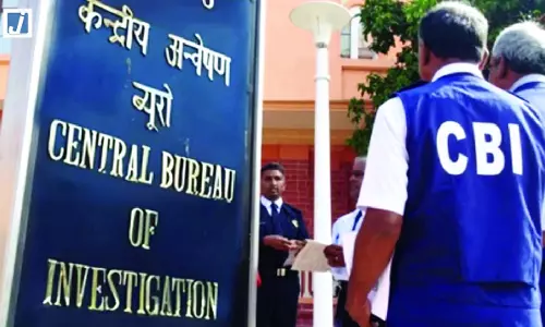 रिश्वत लेते बैंक अधिकारी को CBI ने रंगे हाथ दबोचा रिश्वत लेते बैंक अधिकारी को CBI ने रंगे हाथ दबोचा