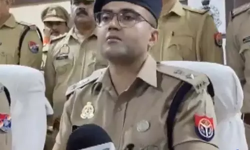 स्वर्ण शताब्दी एक्सप्रेस पर पत्थर फेंकने के आरोप में दो नाबालिग पकड़े गए: UP Police स्वर्ण शताब्दी एक्सप्रेस पर पत्थर फेंकने के आरोप में दो नाबालिग पकड़े गए: UP Police