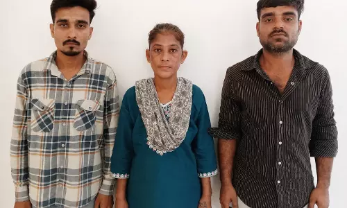 परिवार बनकर यात्रा कर रहे गांजा तस्करी गिरोह का भंडाफोड़, कार में सवार थे दो पुरुष एक महिला और दो बच्चे परिवार बनकर यात्रा कर रहे गांजा तस्करी गिरोह का भंडाफोड़, कार में सवार थे दो पुरुष एक महिला और दो बच्चे
