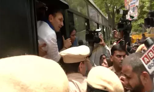 मीनाक्षी नटराजन नामांकन विवाद पर सत्याग्रह में Congress नेता जीतू पटवारी हिरासत में मीनाक्षी नटराजन नामांकन विवाद पर सत्याग्रह में Congress नेता जीतू पटवारी हिरासत में