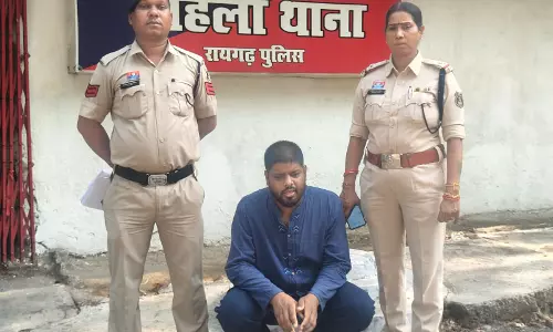 विवाहित महिला की रिपोर्ट पर त्वरित कार्रवाई, दुष्कर्म और एक्सटॉर्शन का आरोपी गिरफ्तार विवाहित महिला की रिपोर्ट पर त्वरित कार्रवाई, दुष्कर्म और एक्सटॉर्शन का आरोपी गिरफ्तार