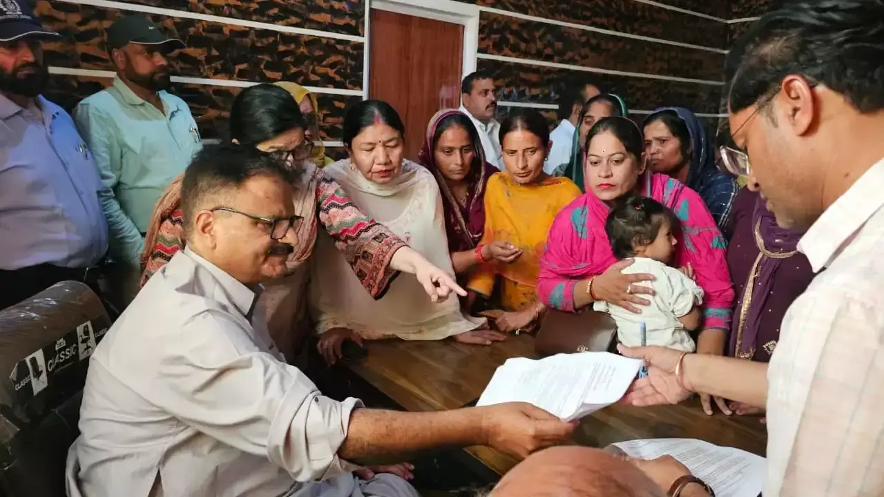 Jammu: सांबा दौरे में जावेद राणा का संदेश, विकास कार्यों में तेजी पर जोर Jammu: सांबा दौरे में जावेद राणा का संदेश, विकास कार्यों में तेजी पर जोर