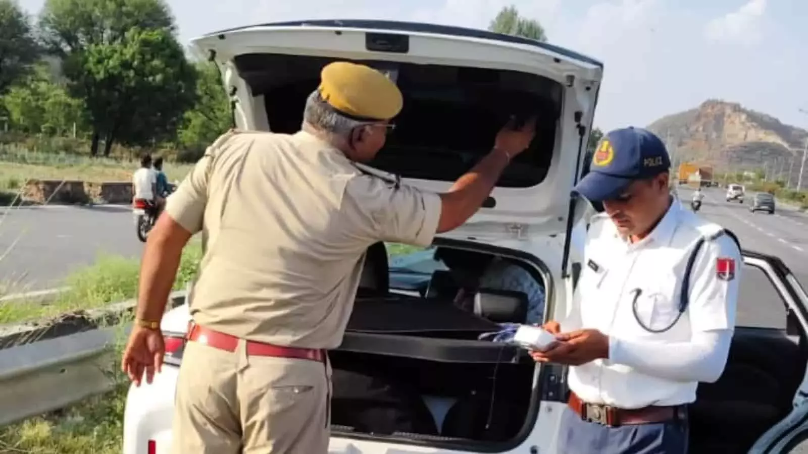 Jaipur: नो-एंट्री में चल रहे भारी वाहनों पर कार्रवाई, जयपुर में 17 वाहन जब्त Jaipur: नो-एंट्री में चल रहे भारी वाहनों पर कार्रवाई, जयपुर में 17 वाहन जब्त