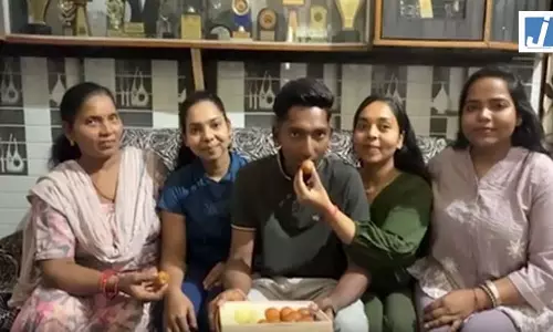 छोले कुलचे बेचने वाले का बेटा अब टीम इंडिया के लिए लगाएगा चौके-छक्के, अंडर-19 क्रिकेट टीम में अर्जुन का चयन छोले कुलचे बेचने वाले का बेटा अब टीम इंडिया के लिए लगाएगा चौके-छक्के, अंडर-19 क्रिकेट टीम में अर्जुन का चयन
