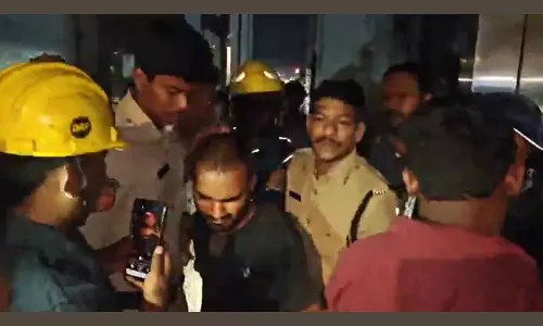 Hyderabad का युवक उप्पल स्काईवॉक की लिफ्ट में फंसा Hyderabad का युवक उप्पल स्काईवॉक की लिफ्ट में फंसा